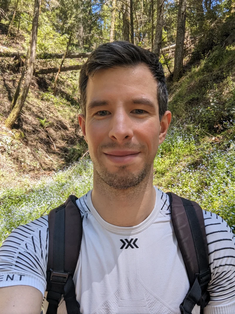 Szymon Cierniewski, założyciel programu, przy komputerze